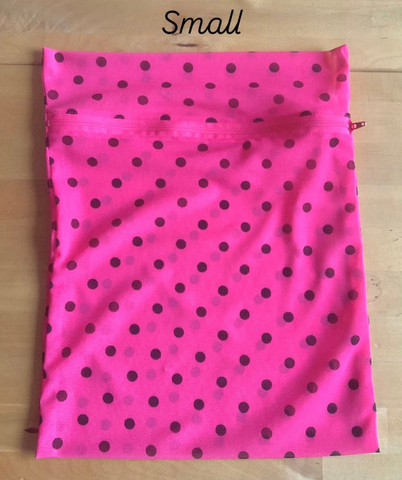Mesh laundry wash bags-washing delicates-Fuschia-black polka dots